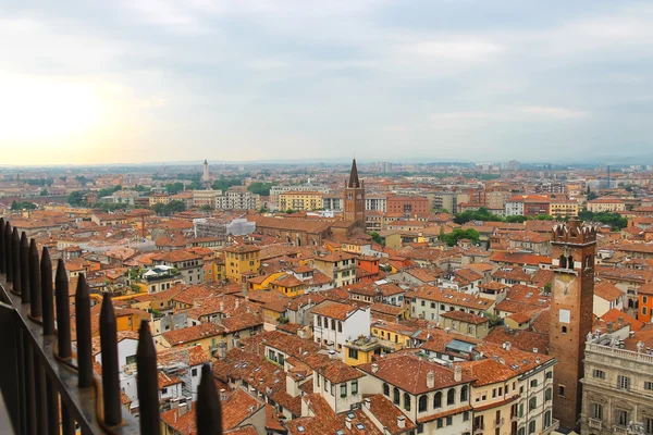 Röda hustaken i staden centrerar. Verona, Italien — Stockfoto