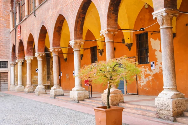 In the courtyard of the Palazzo del Capitano, Piazza Dante, Vero — Stock Photo, Image