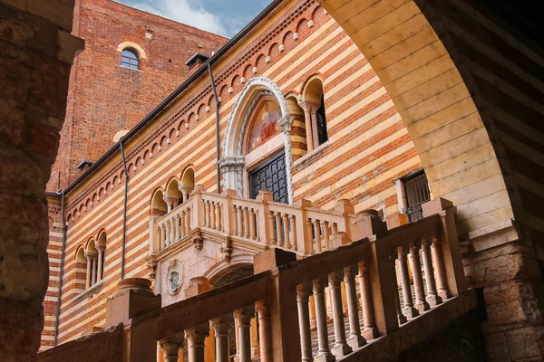 Escalera de la razón en el patio del Palazzo della Ragione en V —  Fotos de Stock