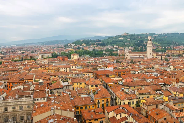 Röda hustaken i staden centrerar. Verona, Italien — Stockfoto