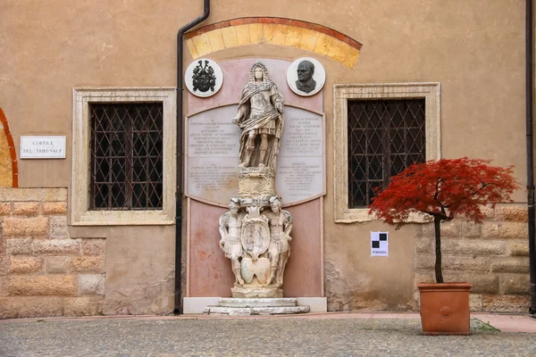 Statue in the courtyard of the Palazzo del Capitano, Piazza Dant — Stock Photo, Image