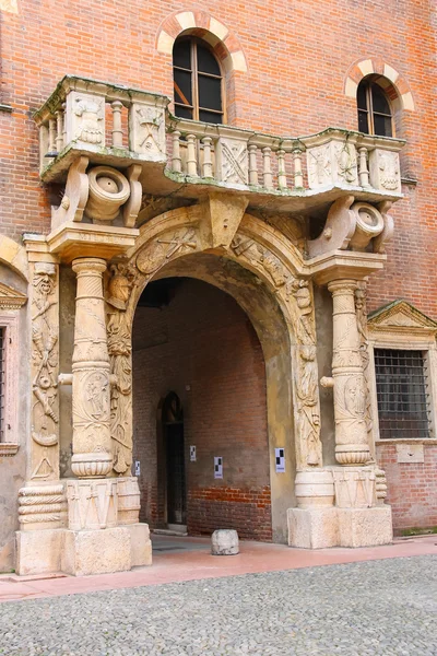 Bogen im Innenhof des Palazzo del Capitano, Piazza Dante, — Stockfoto