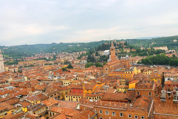 Kırmızı çatılar şehir merkezinin. Verona, İtalya — Stok fotoğraf