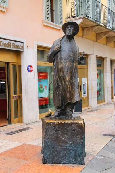 Monumento al poeta Roberto Tiberio Barbarani, alias Berto Barb —  Fotos de Stock