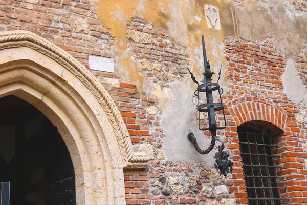 Luminária medieval na velha parede de tijolo de uma casa — Fotografia de Stock