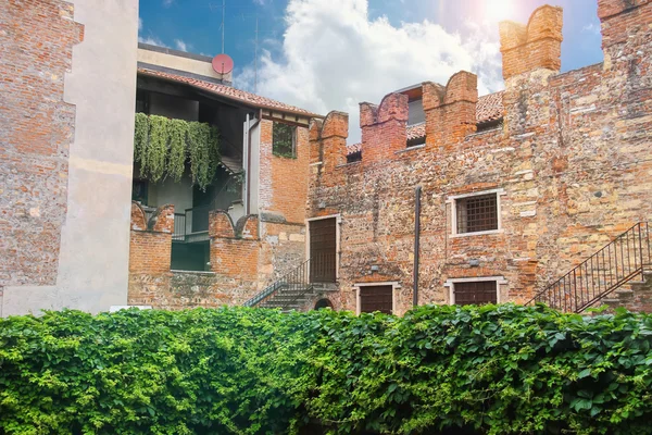 Nel cortile della casa di Giulietta. Verona, Italia — Foto Stock