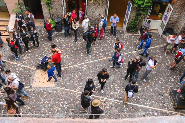 Touristen im Hof von Julias Haus. verona, italien — Stockfoto