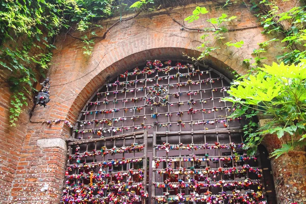 Verona, Ital Juliet evde kapıları birçok aşk kilitleri — Stok fotoğraf