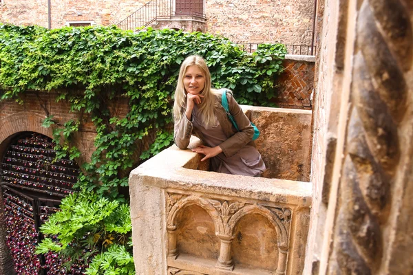 Aantrekkelijk meisje is permanent op het balkon van Julia in Verona, — Stockfoto