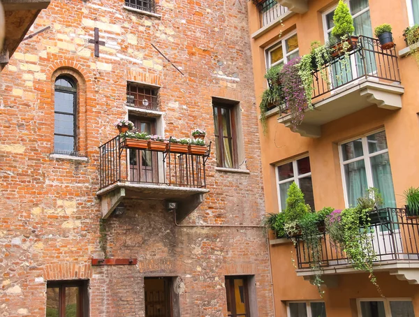 Finestre e balconi nel cortile del museo Giulietta. Verona, It — Foto Stock