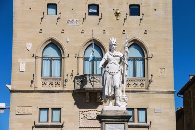 Palazzo Pubblicco San Marino yakınındaki Özgürlük heykeli. , 