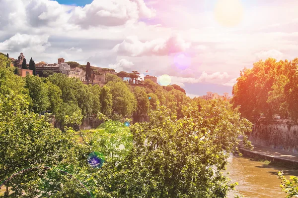 Pittoreska banvallen av floden Tibern i Rom, Italien — Stockfoto