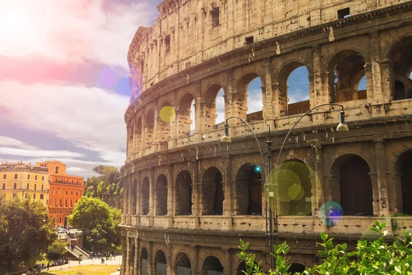 Pessoas perto do Coliseu de Roma, Itália — Fotografia de Stock