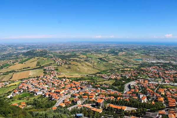Vista del pueblo desde la fortaleza de San Marino. Los Republi — Foto de Stock