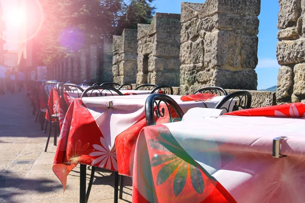 Mesas restaurante ao ar livre na fortaleza de San Marino . — Fotografia de Stock