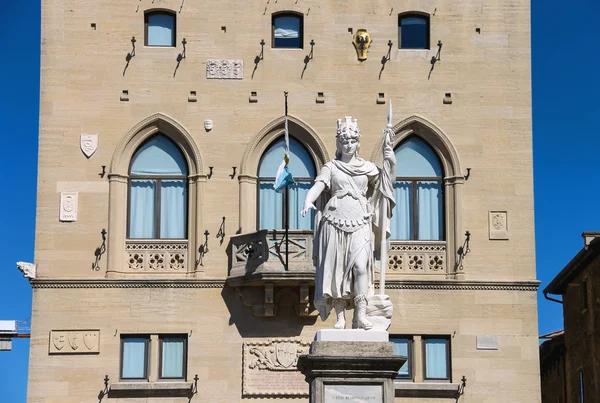 Estatua de la Libertad cerca del Palazzo Pubblicco en San Marino. El —  Fotos de Stock