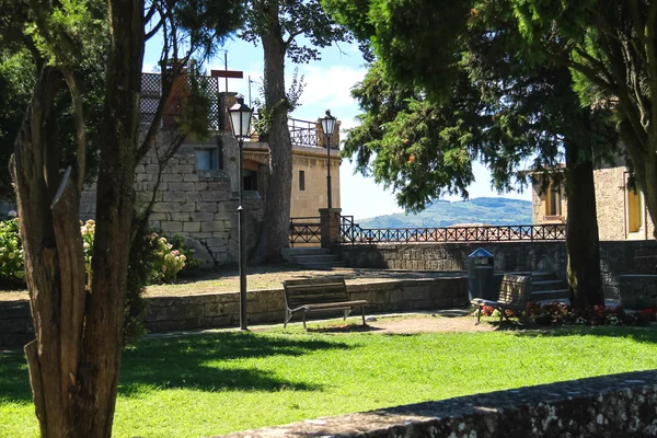 Rasen im Stadtpark von San Marino — Stockfoto