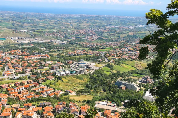 Vista del pueblo desde la fortaleza de San Marino. Los Republi — Foto de Stock