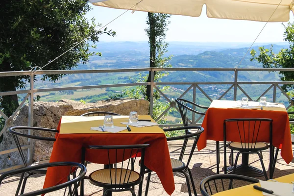 Tavoli ristorante all'aperto nella fortezza di San Marino . — Foto Stock