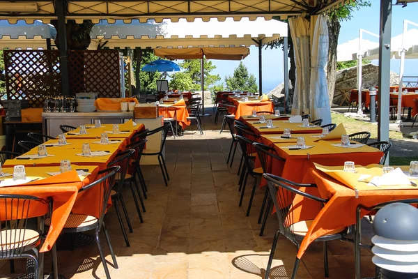 Mesas restaurante ao ar livre na fortaleza de San Marino . — Fotografia de Stock