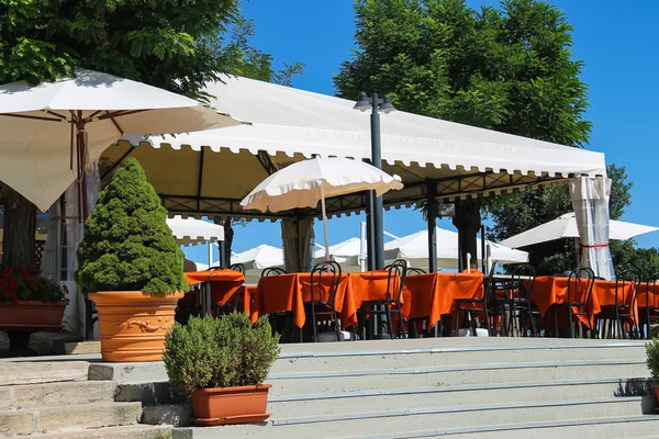 Buiten restaurant van de tabellen in het fort van San Marino. — Stockfoto