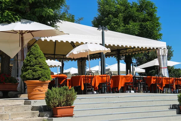 San Marino Kalesi'nin tablolar Açık Restoran.