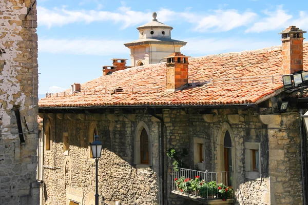 Pintoresca casa italiana con flores en los balcones — Foto de Stock