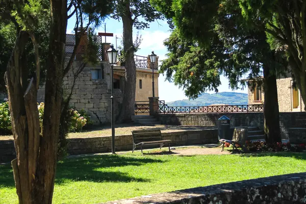 Grasveld in het park van San Marino — Stockfoto