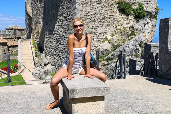 Attractive girl in the courtyard of fortresses Guaita on Mount T — Stock Photo, Image