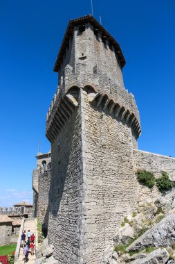 Turistler Mou üzerinde kale Guaita avlusu manzaraları görmek