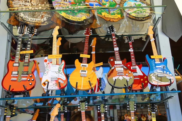 Des exemplaires de guitares de musiciens célèbres sont vendus à la boutique de cadeaux à — Photo