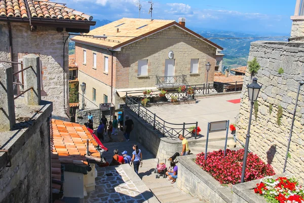 Los turistas ven los lugares de interés de San Marino. La República de San Marín — Foto de Stock