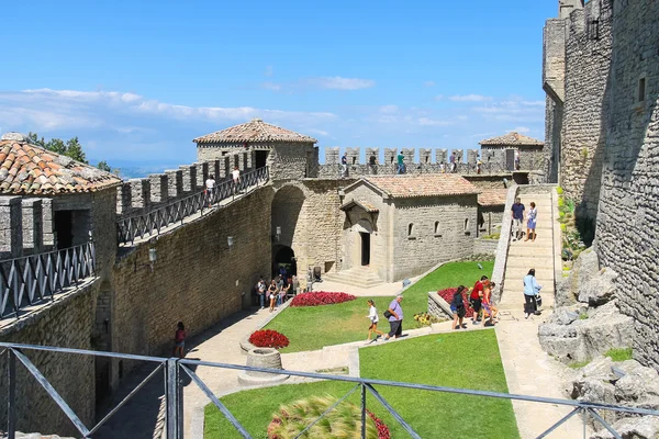 Turisté vidět památky v nádvoří pevnosti Guaita na memorandum o porozumění — Stock fotografie