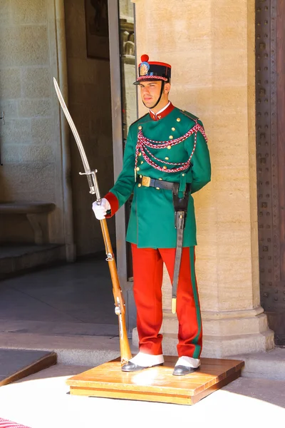 Guardia en uniformes coloridos en un poste cerca del Palazzo Pubbli — Foto de Stock