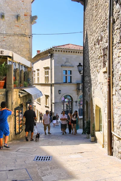 Turisté vidět památky San Marino. Republika San Marin — Stock fotografie