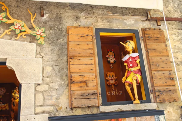 Pinocchio im fensterbau laden von hölzernen spielzeug in san ma — Stockfoto