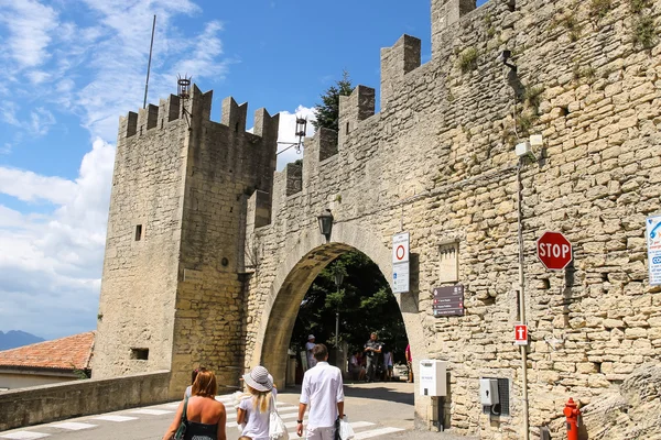 Turisté vidět památky San Marino. Republika San Marin — Stock fotografie