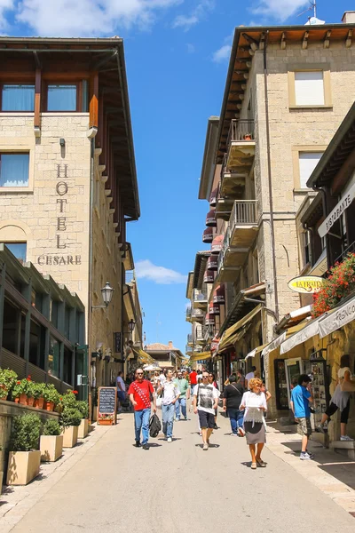 Turistas ver os pontos turísticos de San Marino. A República de San Marin — Fotografia de Stock