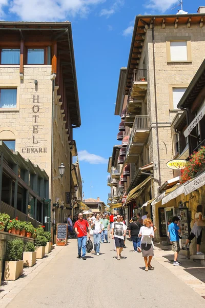 Les touristes voient les sites touristiques de Saint-Marin. République de Saint-Marin — Photo