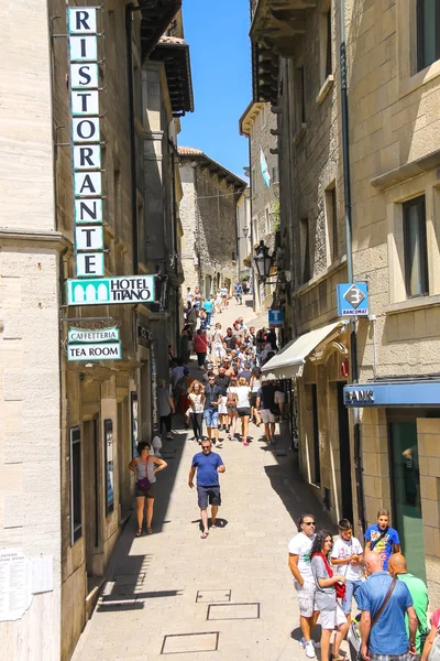 Touristen sehen die Sehenswürdigkeiten von San Marino. die republik san marin — Stockfoto