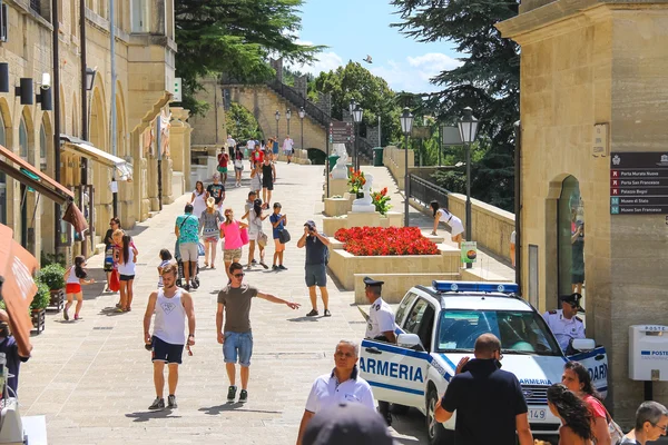 Turisté vidět památky San Marino. Republika San Marin — Stock fotografie