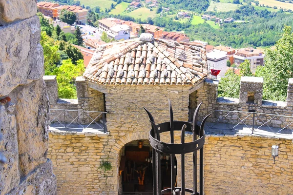 San Marino Kalesi'nin eski fener — Stok fotoğraf