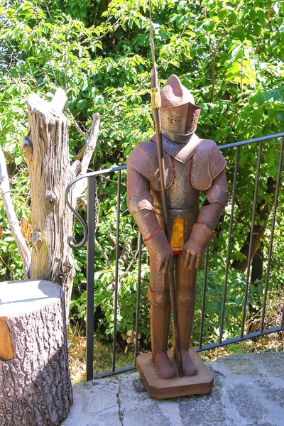 Armure de chevalier médiévale se dresse dans la forteresse de Saint-Marin — Photo