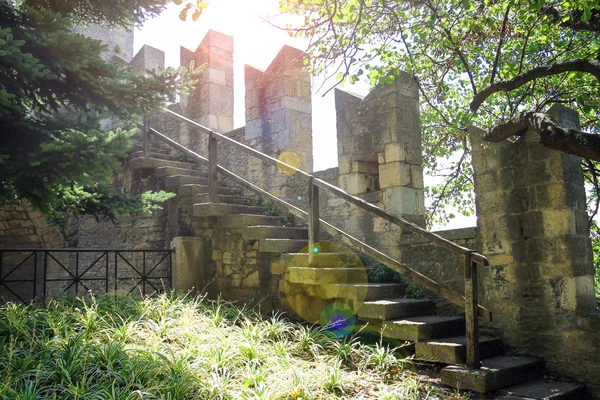 O muro da fortaleza em San Marino à luz do sol. A República de — Fotografia de Stock