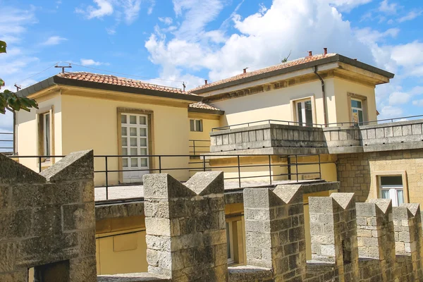 La pintoresca casa cerca de la muralla de la fortaleza en San Marino —  Fotos de Stock