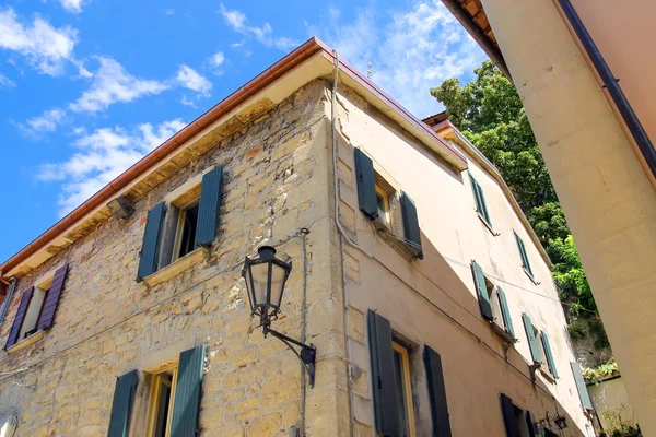 Lanterna na fachada da antiga casa italiana . — Fotografia de Stock