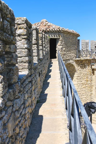 La parete delle fortezze Guaita sul Monte Titano. La Repubblica di S — Foto Stock