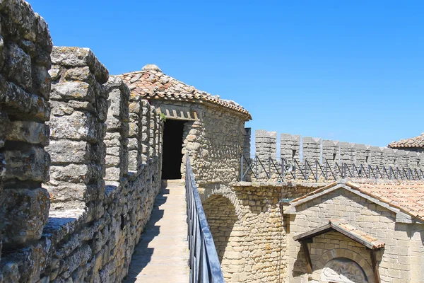 The wall  of fortresses Guaita on Mount Titan. The Republic of S — Stock Photo, Image