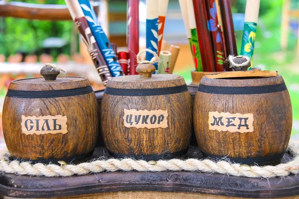 Pots en bois étiquetés "sel", "sucre", "miel". Vente de souvenirs — Photo