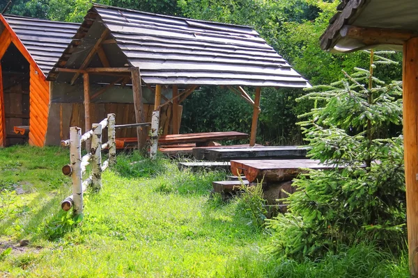 Holztische und Bänke im Pavillon am Park — Stockfoto